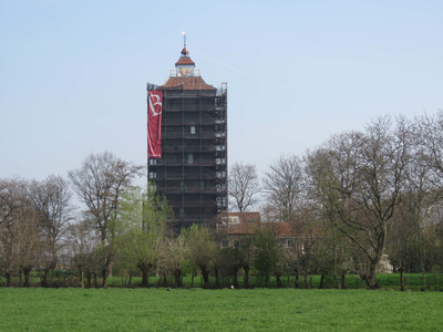 844071 Gezicht op de Hamtoren (Hamlaan 3) te Vleuten (gemeente Utrecht), die gerestaureerd wordt, vanaf de Verlengde Parkweg.